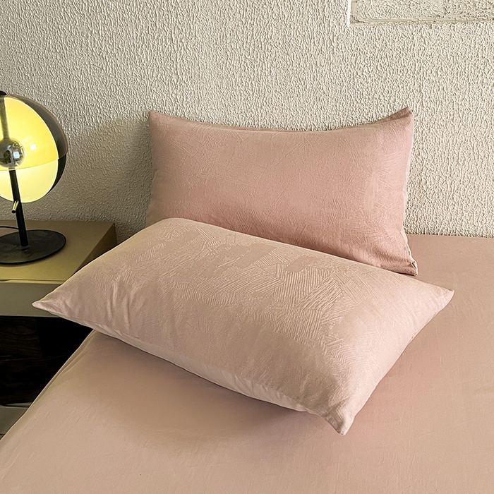 91家纺网 家纺一手货源 找家纺 莱茵家居 2025新款全棉提花贡缎磨毛四件套 银河-粉