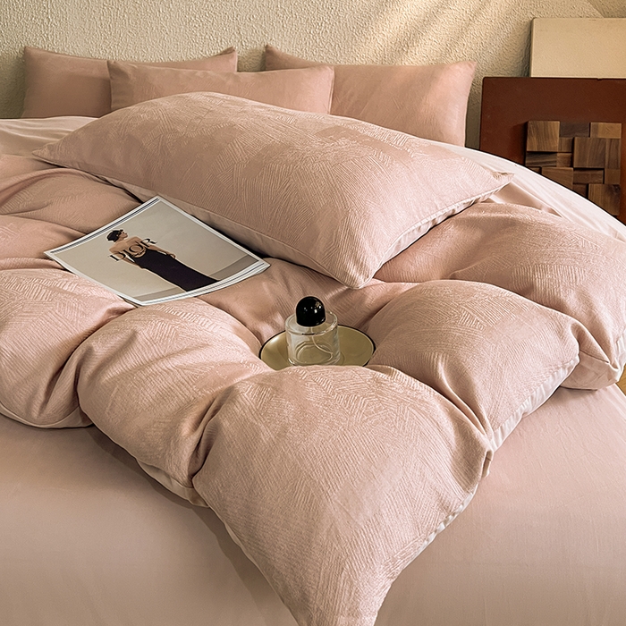 91家纺网 家纺一手货源 找家纺 莱茵家居 2025新款全棉提花贡缎磨毛四件套 银河-粉