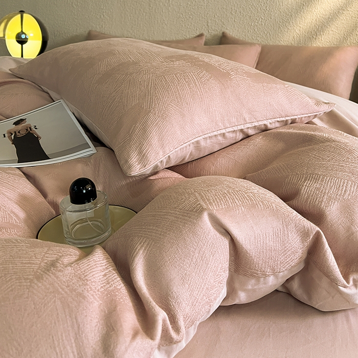 91家纺网 家纺一手货源 找家纺 莱茵家居 2025新款全棉提花贡缎磨毛四件套 银河-粉