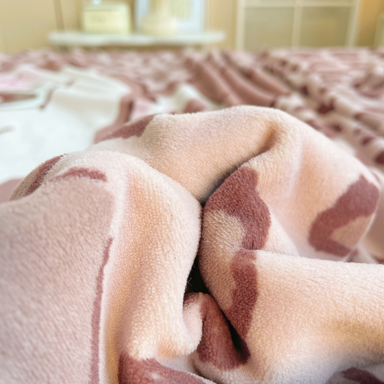 91家纺网 家纺一手货源 找家纺 炫拼家纺 2025新款大版数码印花卡通高克重牛奶绒四件套 豹纹兔兔