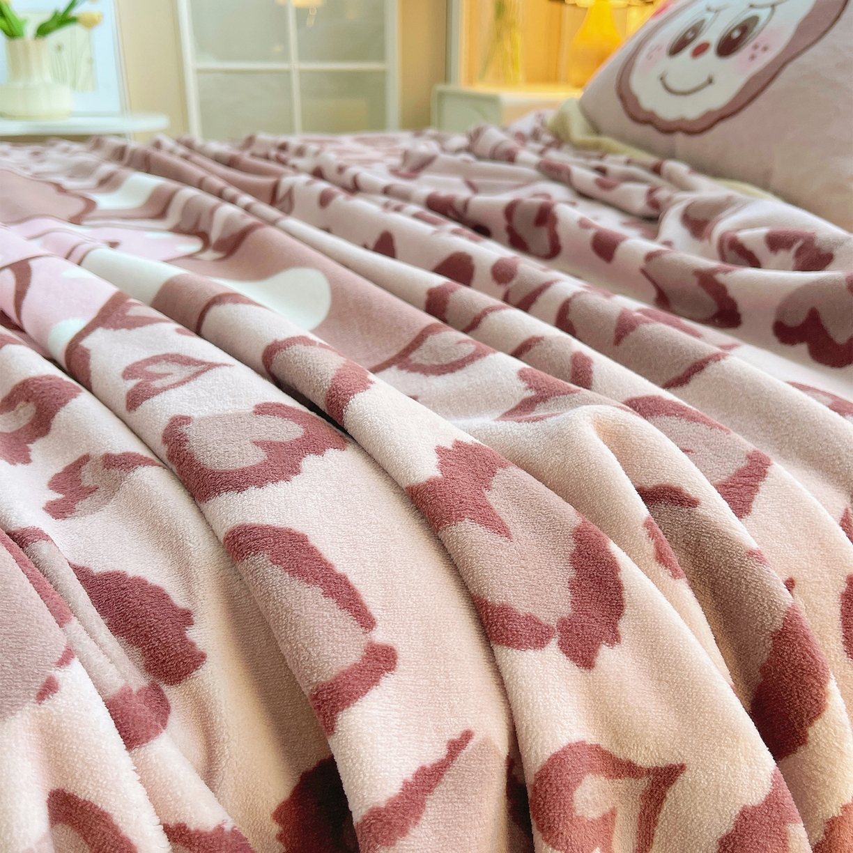 91家纺网 家纺一手货源 找家纺 炫拼家纺 2025新款大版数码印花卡通高克重牛奶绒四件套 豹纹兔兔