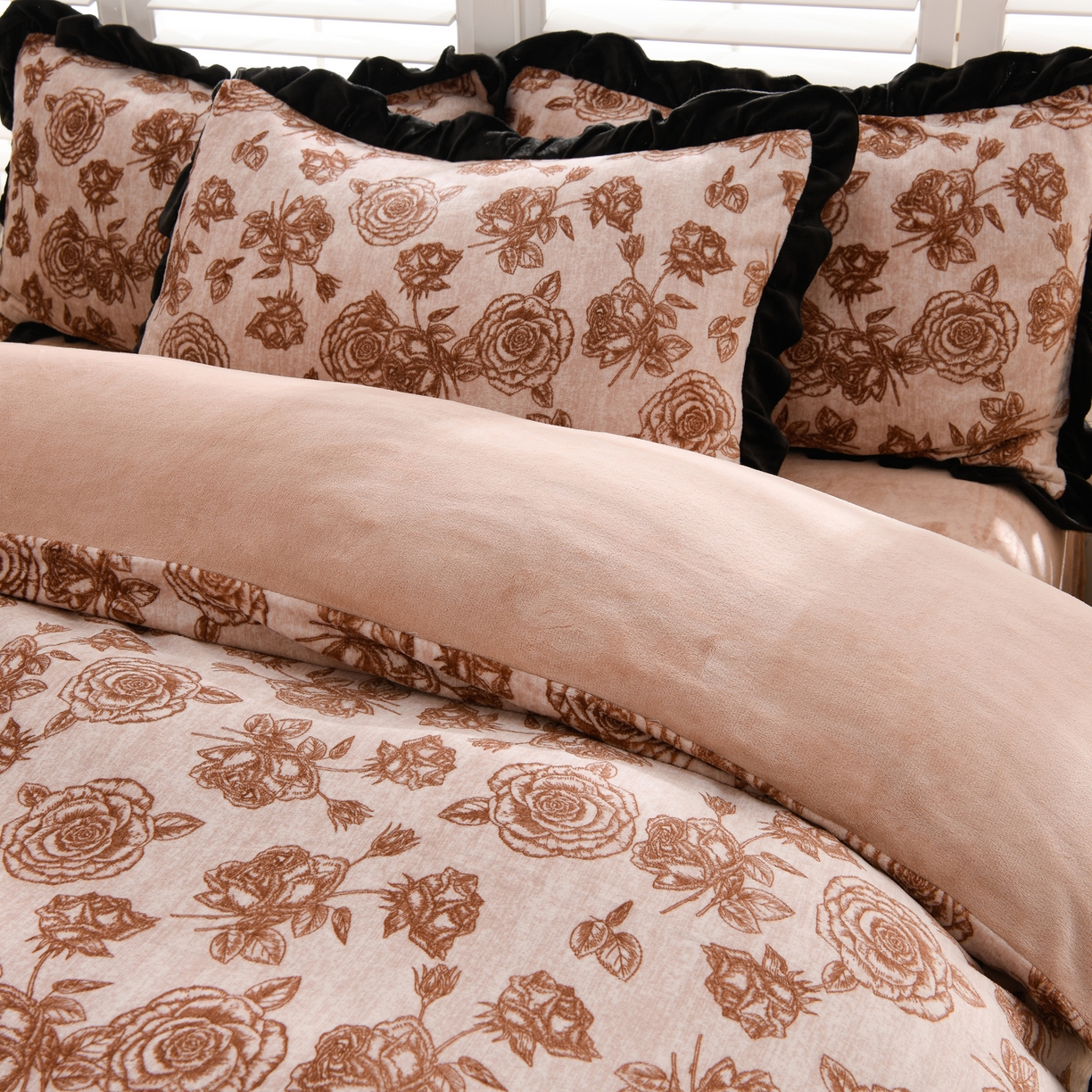 91家纺网 家纺一手货源 找家纺 紫月轩家纺 2025新款韩版牛奶绒花边款四件套 咖色玫瑰