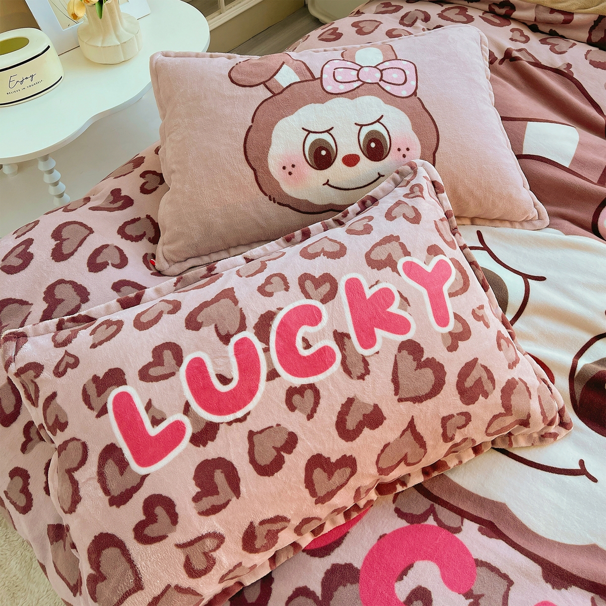 91家纺网 家纺一手货源 找家纺 炫拼家纺 2025新款大版数码印花卡通高克重牛奶绒四件套 豹纹兔兔