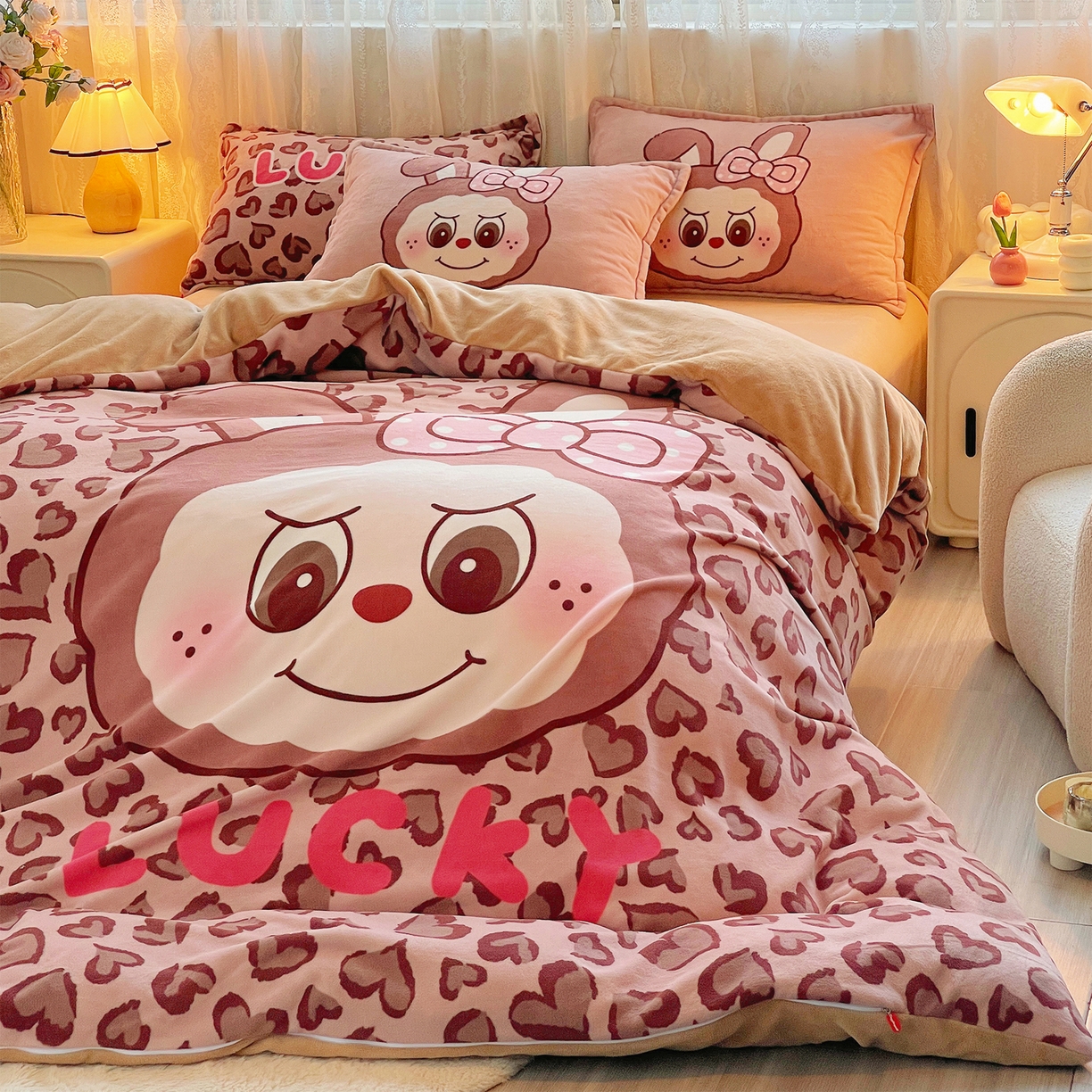 91家纺网 家纺一手货源 找家纺 炫拼家纺 2025新款大版数码印花卡通高克重牛奶绒四件套 豹纹兔兔