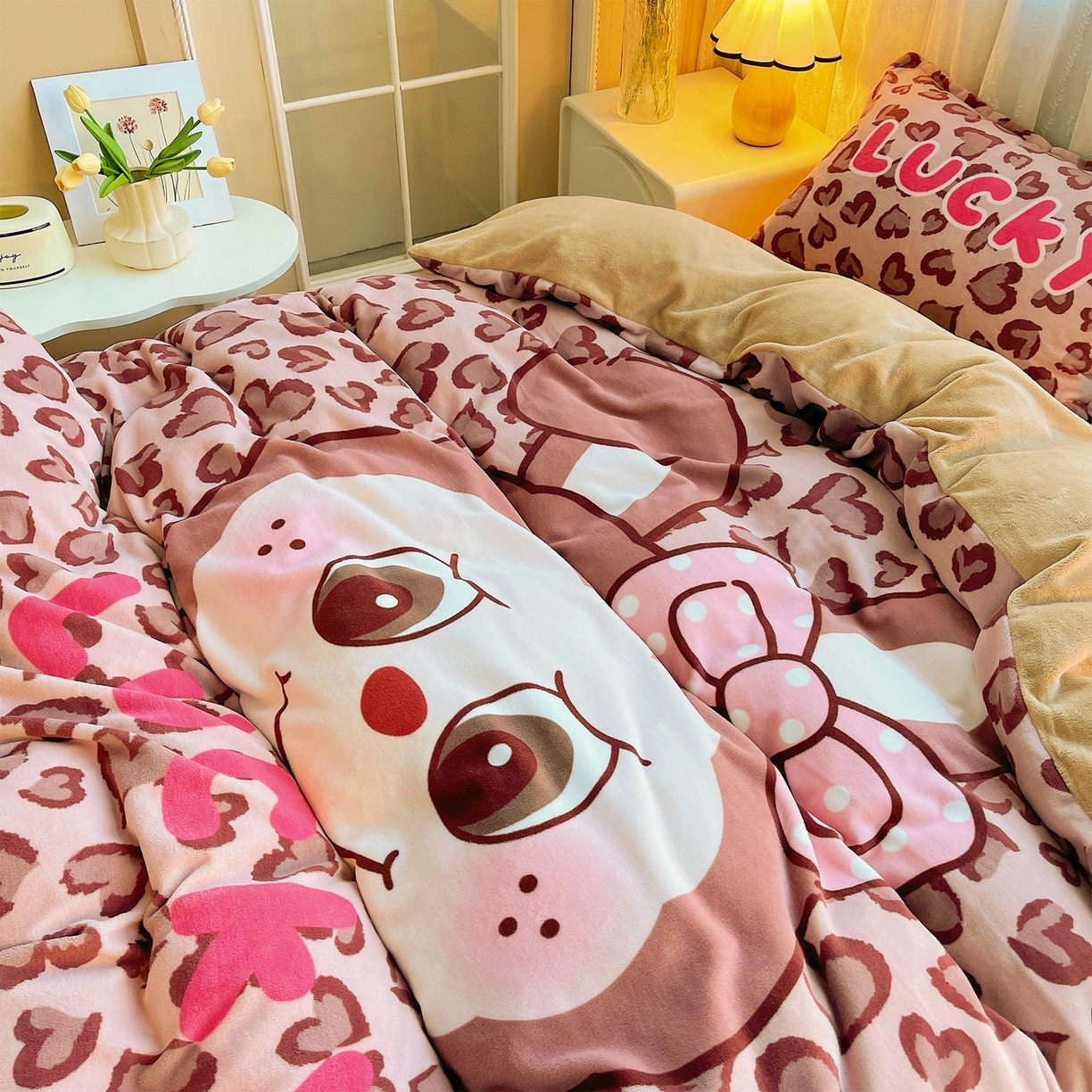 91家纺网 家纺一手货源 找家纺 炫拼家纺 2025新款大版数码印花卡通高克重牛奶绒四件套 豹纹兔兔