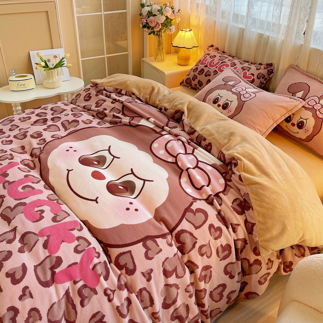 91家纺网 家纺一手货源 找家纺 炫拼家纺 2025新款大版数码印花卡通高克重牛奶绒四件套 豹纹兔兔