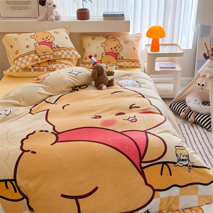 91家纺网 家纺一手货源 找家纺 潮邦创意家居 2025新款大版卡通牛奶绒四件套 搞怪小熊