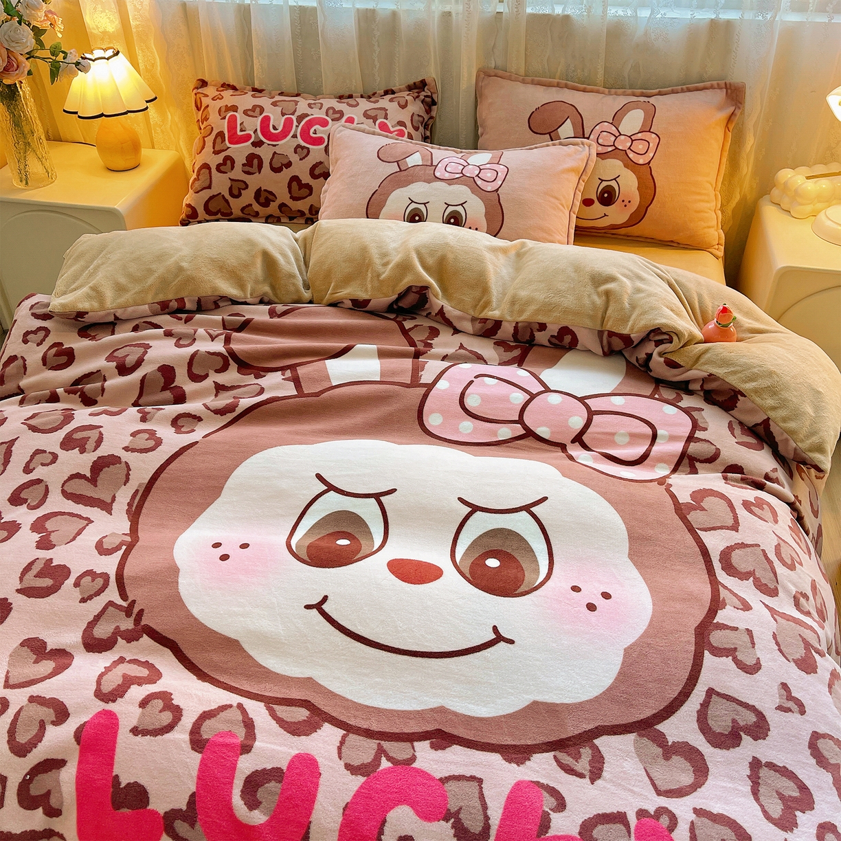 91家纺网 家纺一手货源 找家纺 炫拼家纺 2025新款大版数码印花卡通高克重牛奶绒四件套 豹纹兔兔