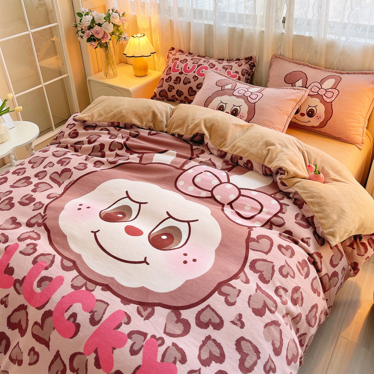 91家纺网 家纺一手货源 找家纺 炫拼家纺 2025新款大版数码印花卡通高克重牛奶绒四件套 豹纹兔兔