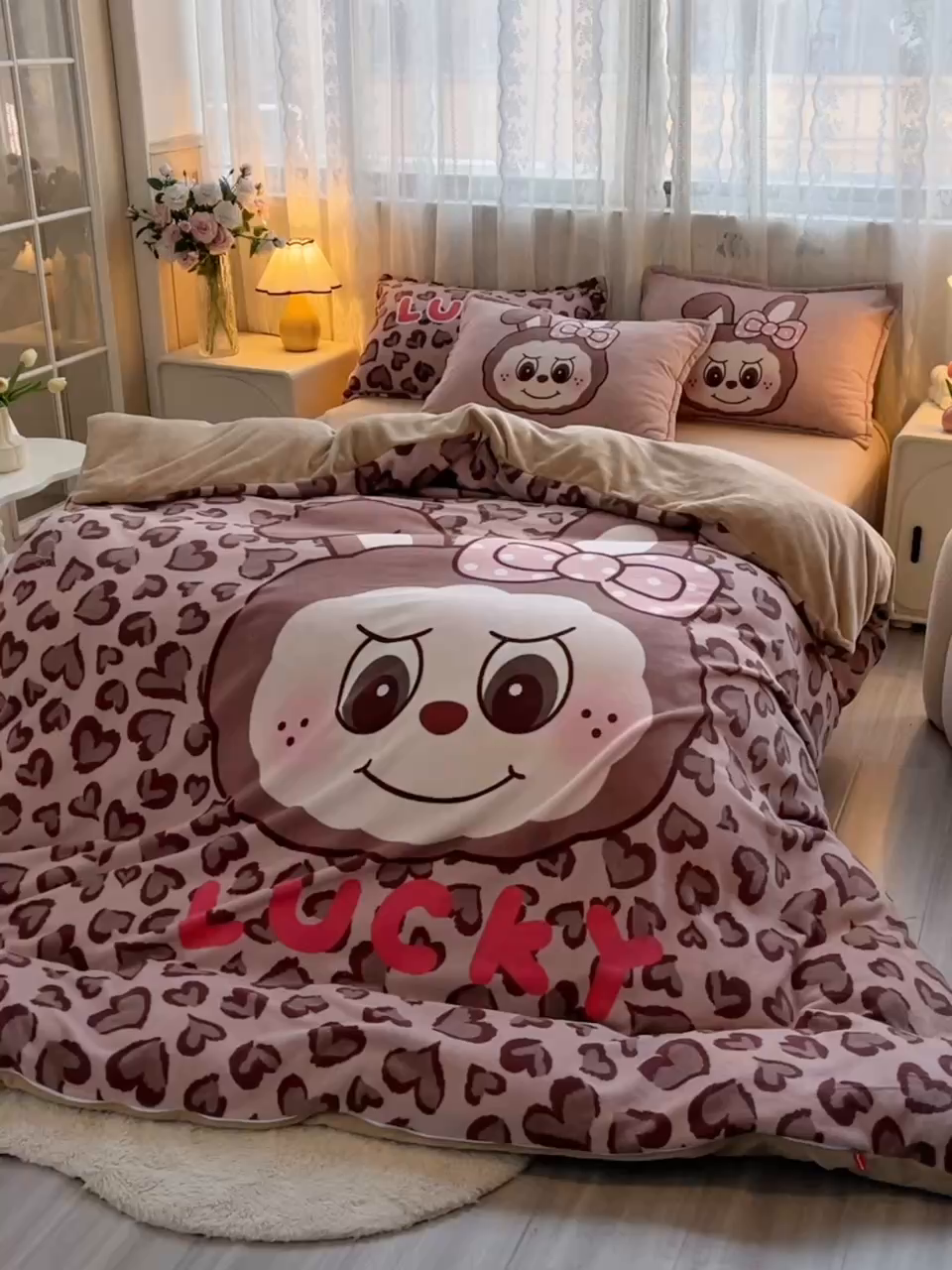 91家纺网 家纺一手货源 找家纺 炫拼家纺 2025新款大版数码印花卡通高克重牛奶绒四件套 豹纹兔兔
