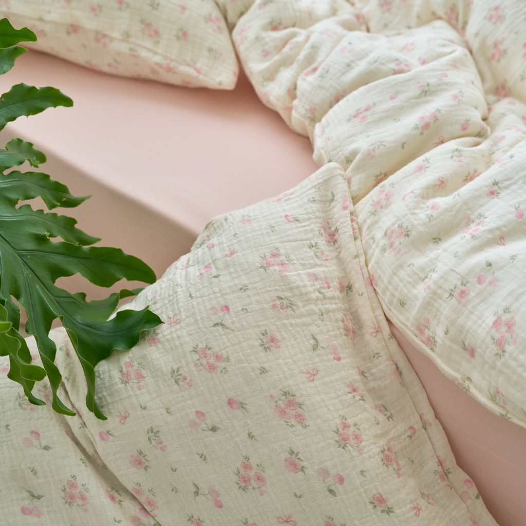 91家纺网 家纺一手货源 找家纺 洋铭区（原狠狠爱） 2025新款皱皱纱A类全棉纯棉人字纹四件套系列 珊瑚粉花