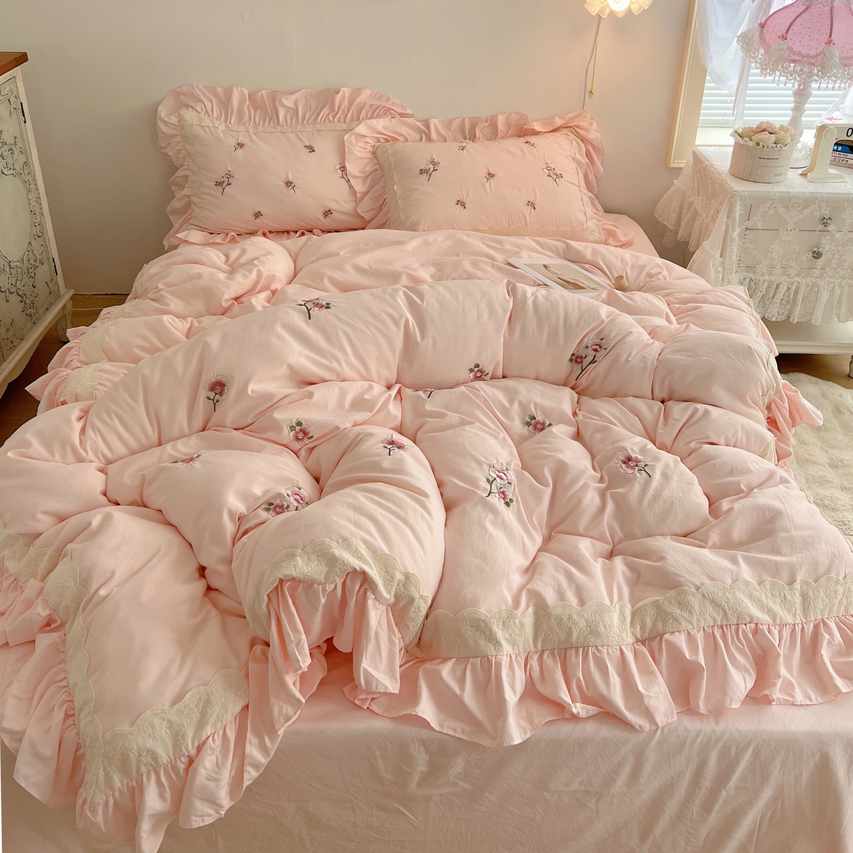 91家纺网 家纺一手货源 找家纺 （总）轻奢坊 2025新款水洗棉法式刺绣大花边四件套-芬芳玫瑰