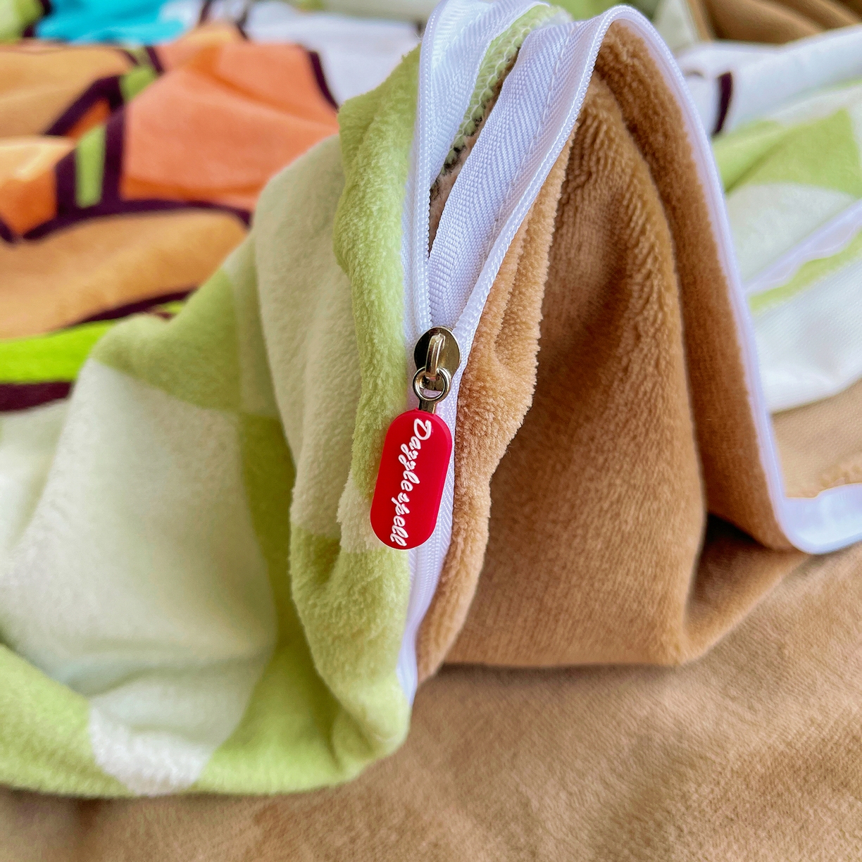 91家纺网 家纺一手货源 找家纺 炫拼家纺 2025新款大版数码印花卡通高克重牛奶绒四件套 熊和兔