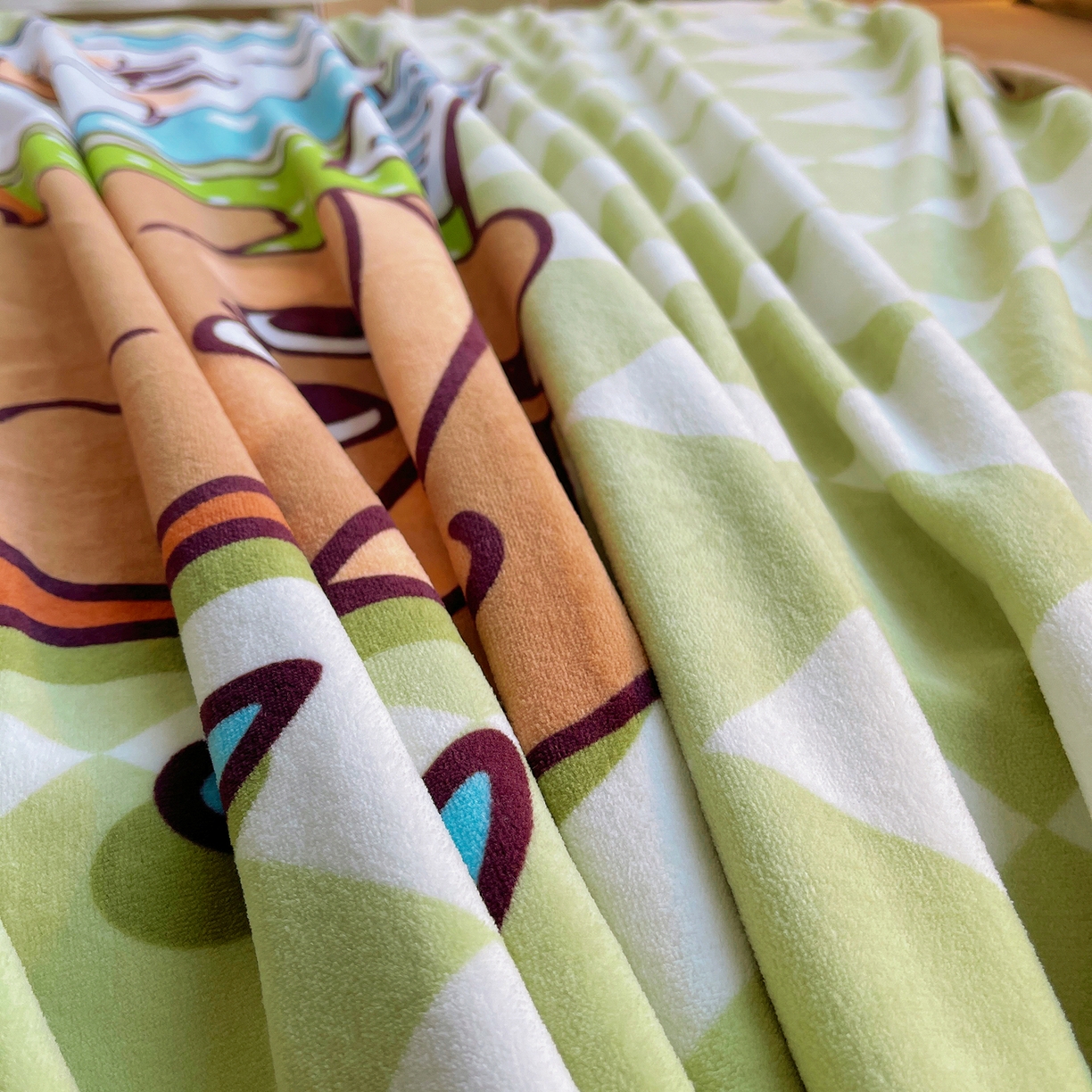 91家纺网 家纺一手货源 找家纺 炫拼家纺 2025新款大版数码印花卡通高克重牛奶绒四件套 熊和兔