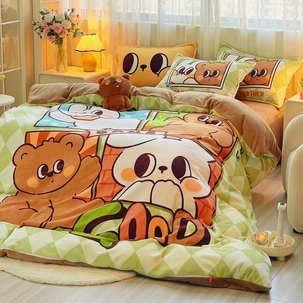 91家纺网 家纺一手货源 找家纺 炫拼家纺 2025新款大版数码印花卡通高克重牛奶绒四件套 熊和兔