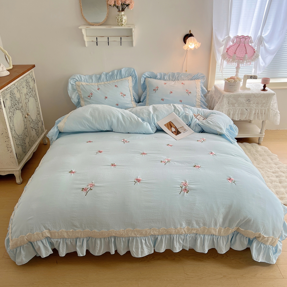 91家纺网 家纺一手货源 找家纺 轻奢坊 2025新款水洗棉法式刺绣大花边四件套-芬芳玫瑰 芬芳玫瑰-柔蓝