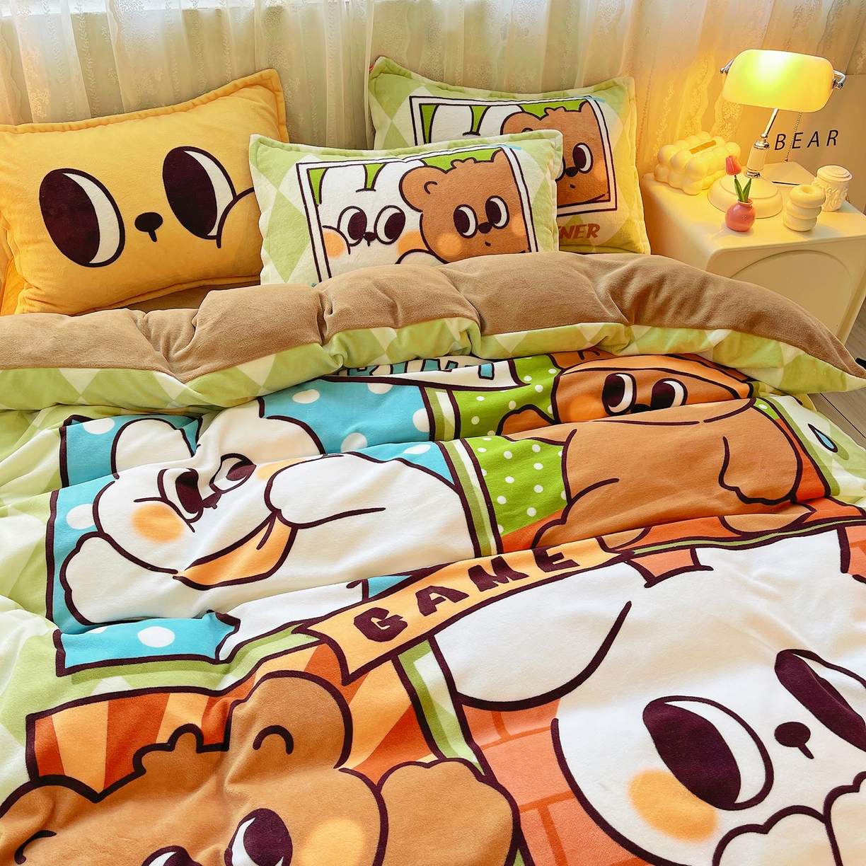 91家纺网 家纺一手货源 找家纺 炫拼家纺 2025新款大版数码印花卡通高克重牛奶绒四件套 熊和兔