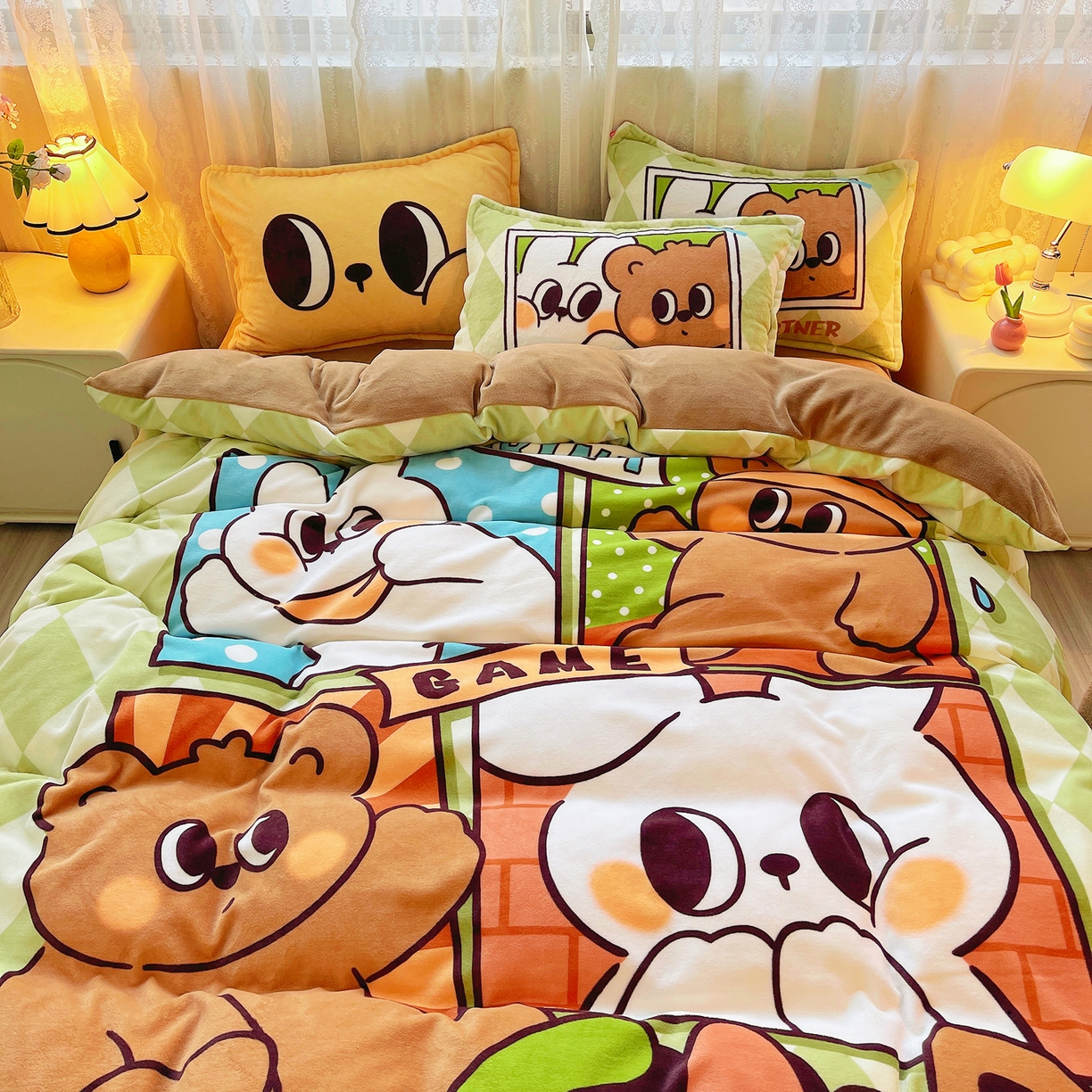 91家纺网 家纺一手货源 找家纺 炫拼家纺 2025新款大版数码印花卡通高克重牛奶绒四件套 熊和兔