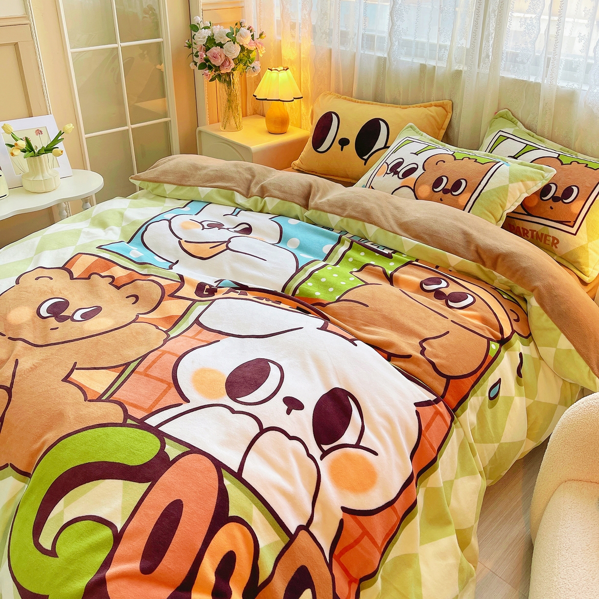 91家纺网 家纺一手货源 找家纺 炫拼家纺 2025新款大版数码印花卡通高克重牛奶绒四件套 熊和兔