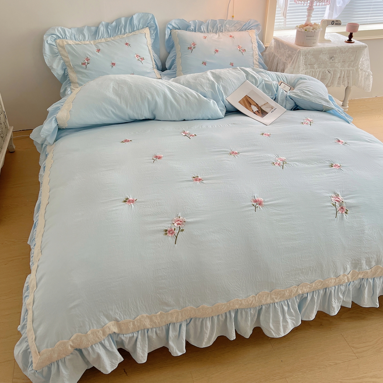 91家纺网 家纺一手货源 找家纺 轻奢坊 2025新款水洗棉法式刺绣大花边四件套-芬芳玫瑰 芬芳玫瑰-柔蓝