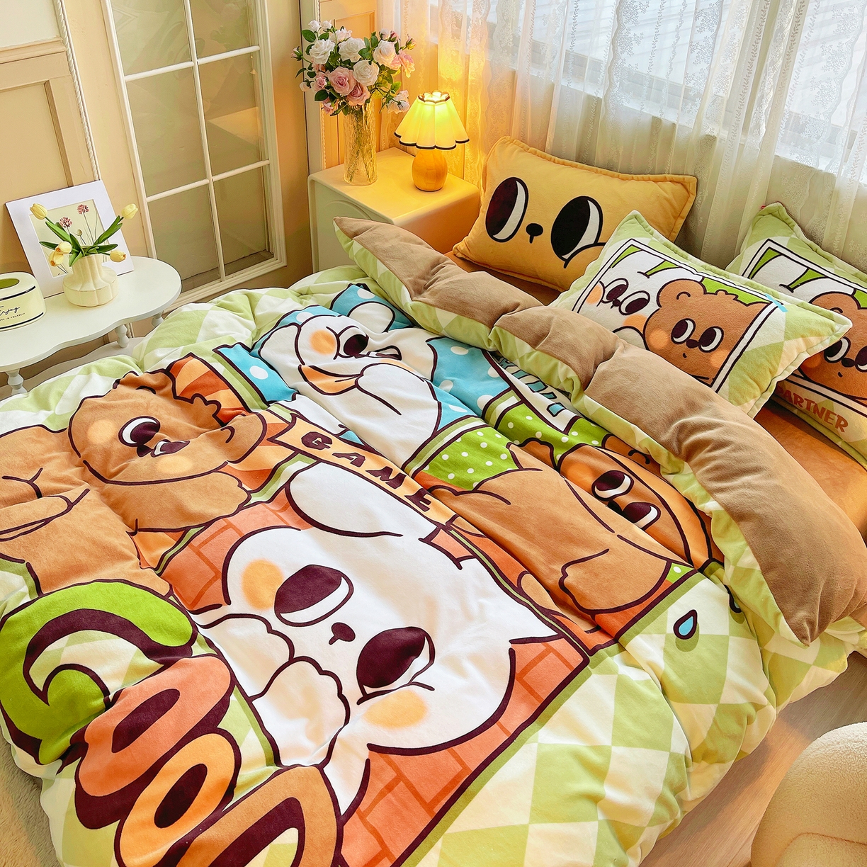 91家纺网 家纺一手货源 找家纺 炫拼家纺 2025新款大版数码印花卡通高克重牛奶绒四件套 熊和兔