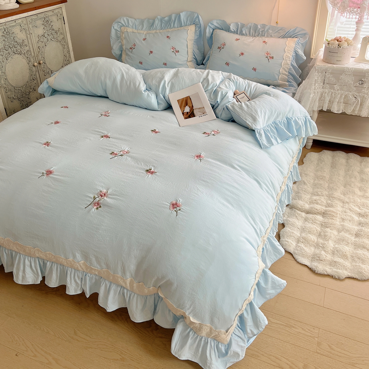 91家纺网 家纺一手货源 找家纺 轻奢坊 2025新款水洗棉法式刺绣大花边四件套-芬芳玫瑰 芬芳玫瑰-柔蓝