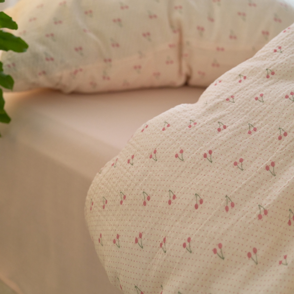 91家纺网 家纺一手货源 找家纺 洋铭区（原狠狠爱） 2025新款皱皱纱A类全棉纯棉人字纹四件套系列 果果红