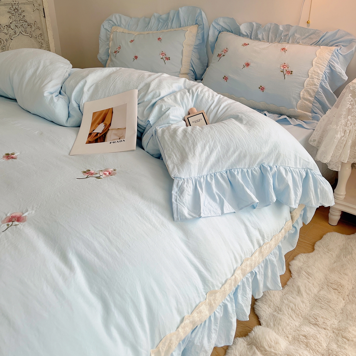 91家纺网 家纺一手货源 找家纺 轻奢坊 2025新款水洗棉法式刺绣大花边四件套-芬芳玫瑰 芬芳玫瑰-柔蓝