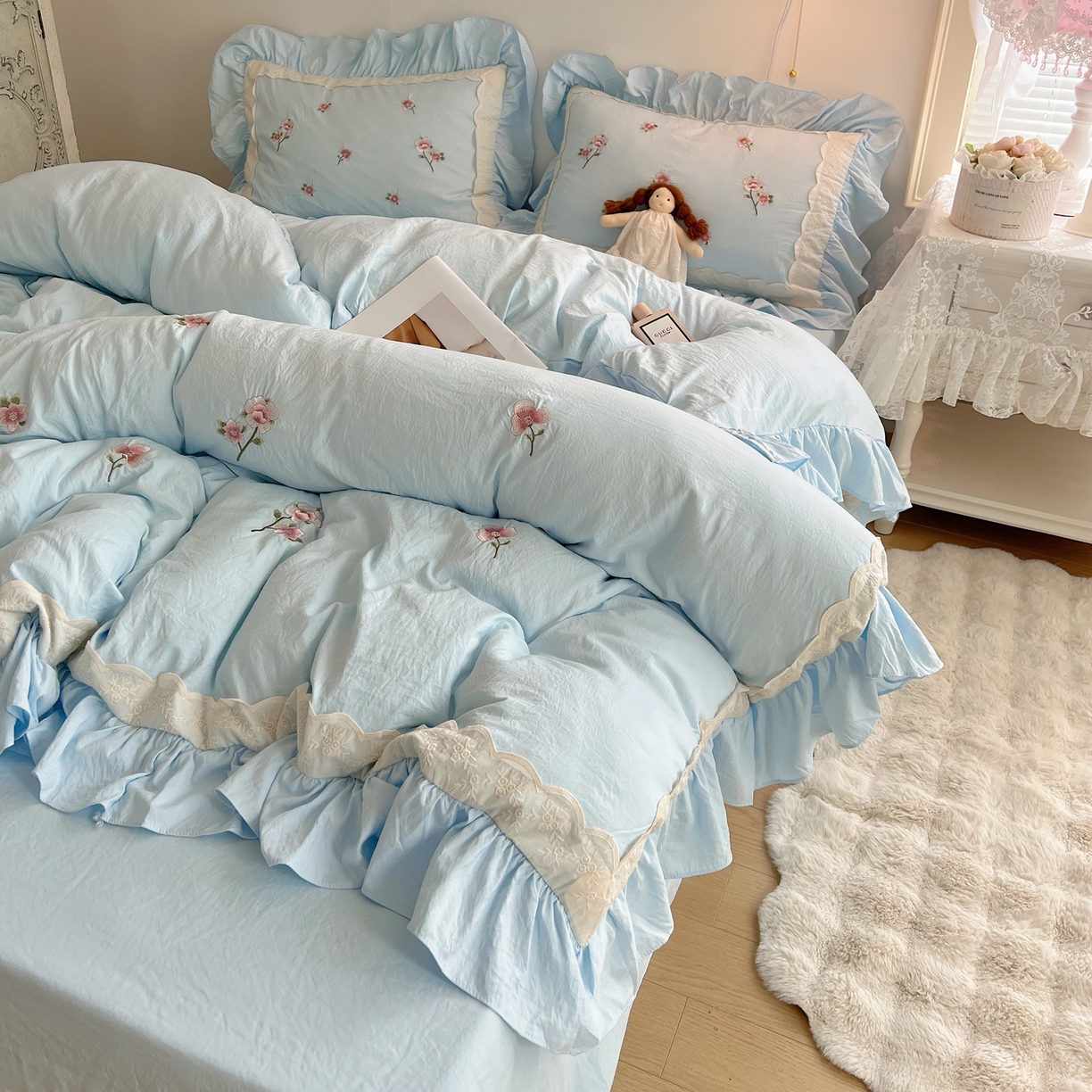 91家纺网 家纺一手货源 找家纺 轻奢坊 2025新款水洗棉法式刺绣大花边四件套-芬芳玫瑰 芬芳玫瑰-柔蓝