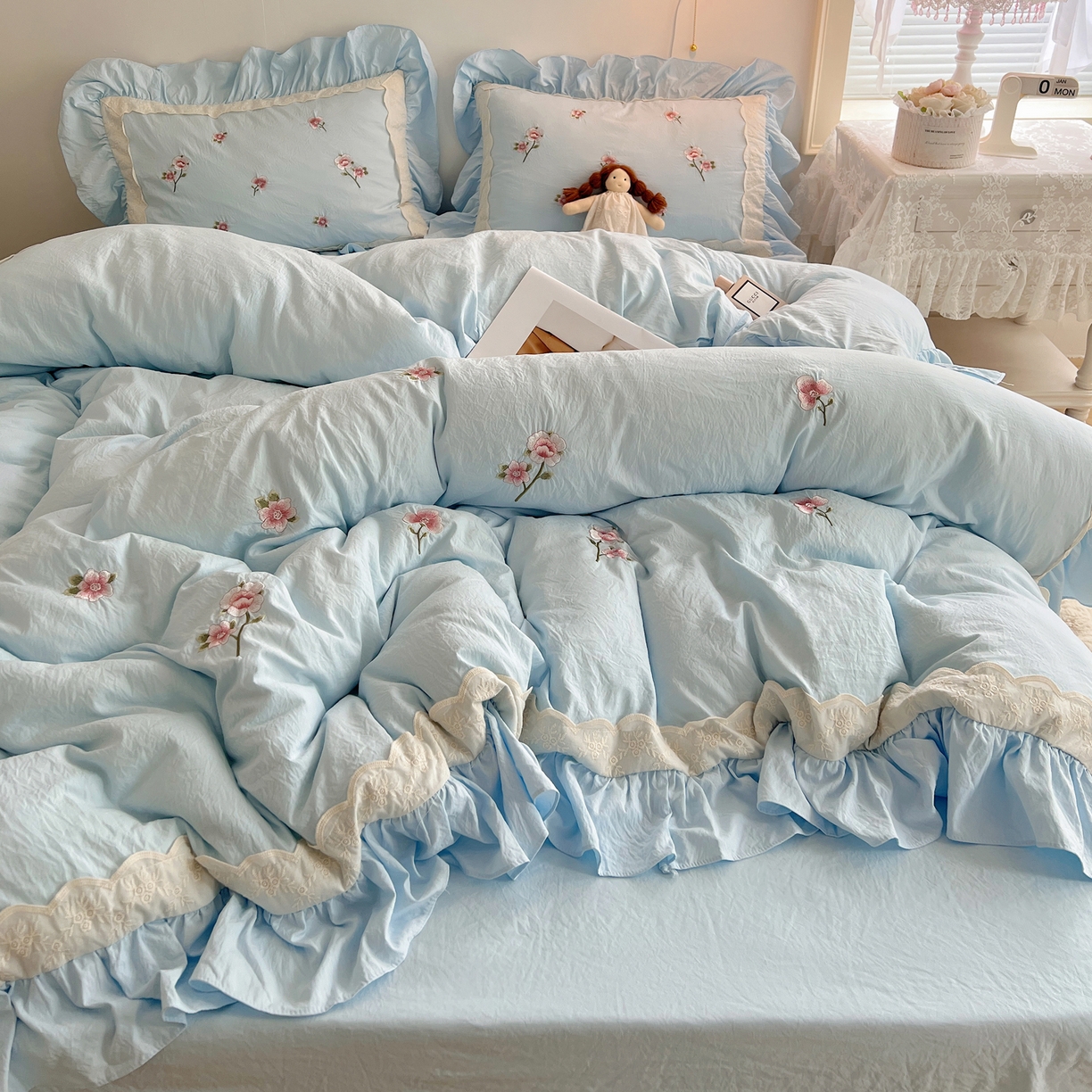 91家纺网 家纺一手货源 找家纺 轻奢坊 2025新款水洗棉法式刺绣大花边四件套-芬芳玫瑰 芬芳玫瑰-柔蓝