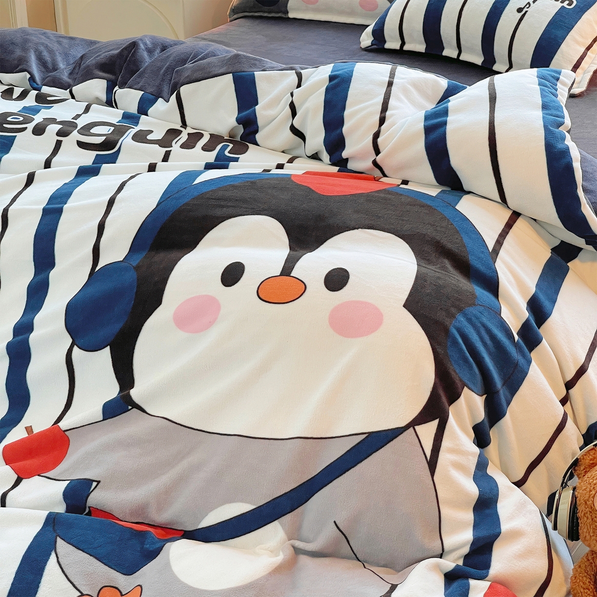 91家纺网 家纺一手货源 找家纺 炫拼家纺 2025新款大版数码印花卡通高克重牛奶绒四件套 元气企鹅