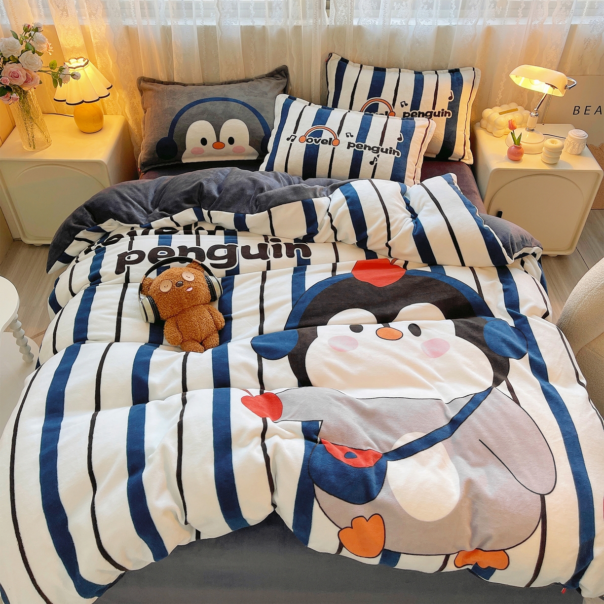 91家纺网 家纺一手货源 找家纺 炫拼家纺 2025新款大版数码印花卡通高克重牛奶绒四件套 元气企鹅