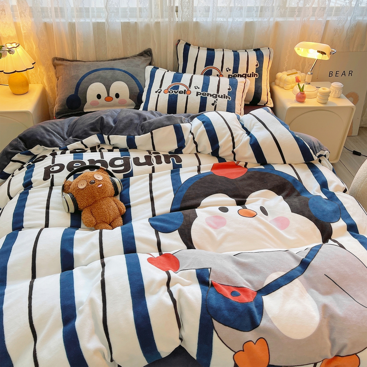 91家纺网 家纺一手货源 找家纺 炫拼家纺 2025新款大版数码印花卡通高克重牛奶绒四件套 元气企鹅