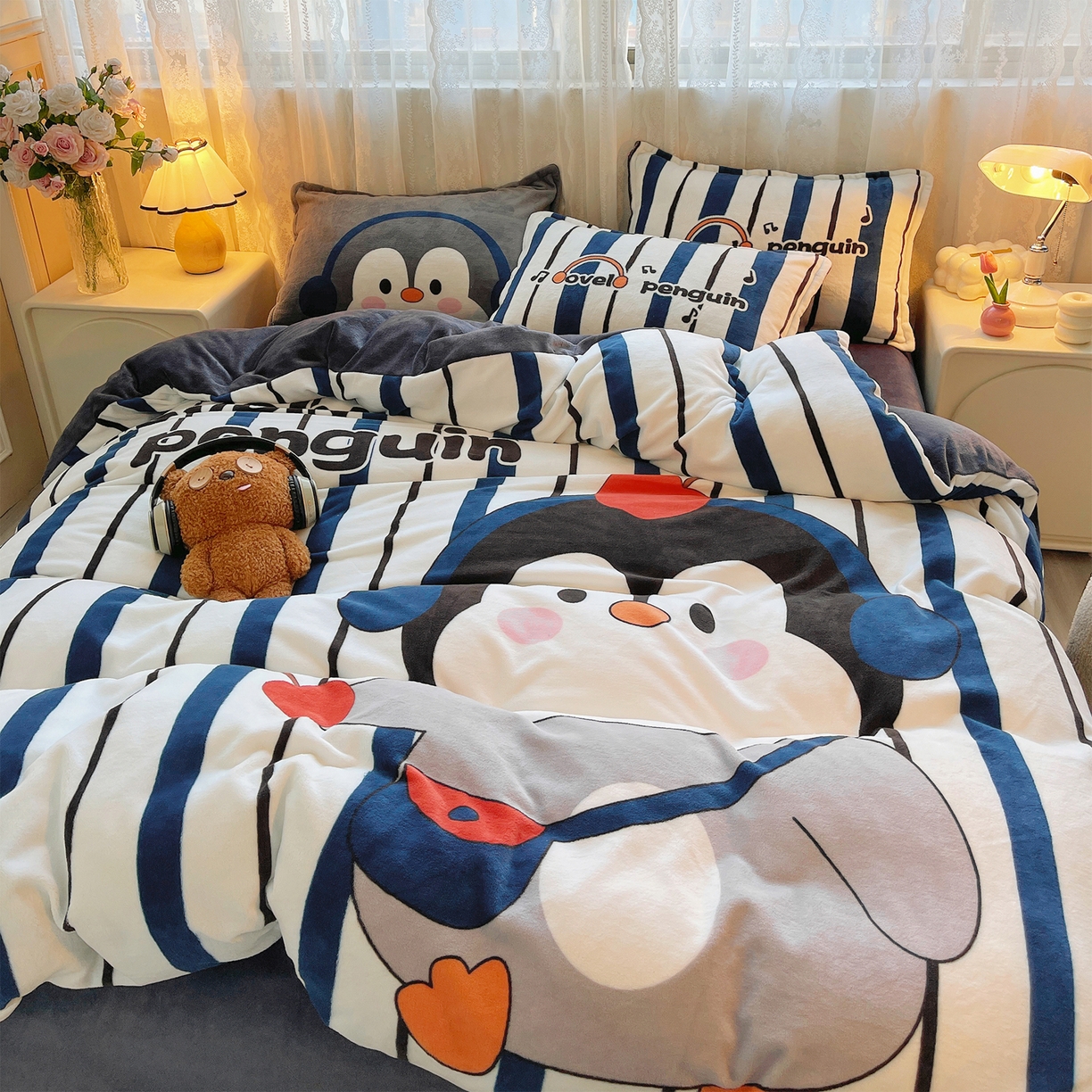 91家纺网 家纺一手货源 找家纺 炫拼家纺 2025新款大版数码印花卡通高克重牛奶绒四件套 元气企鹅