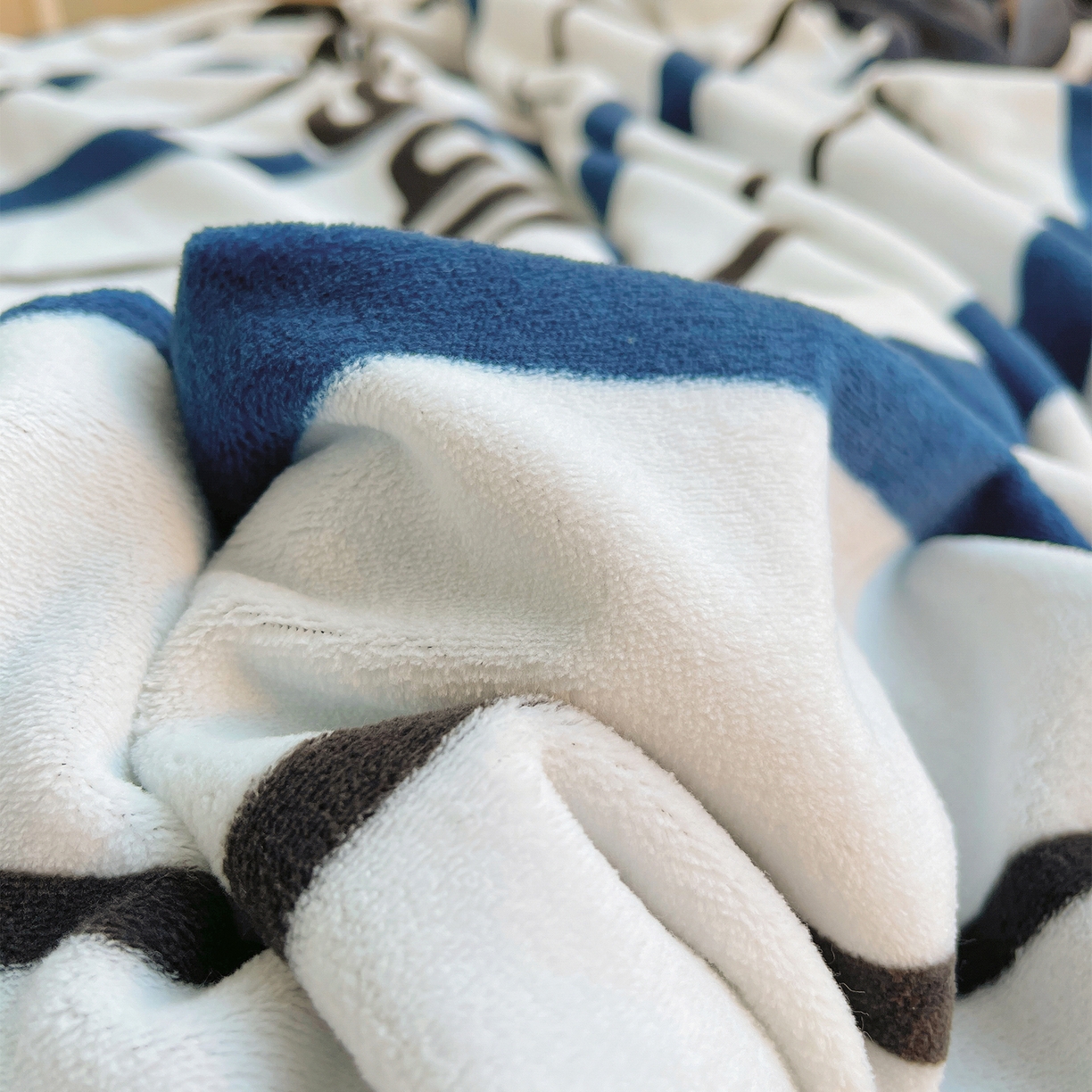 91家纺网 家纺一手货源 找家纺 炫拼家纺 2025新款大版数码印花卡通高克重牛奶绒四件套 元气企鹅