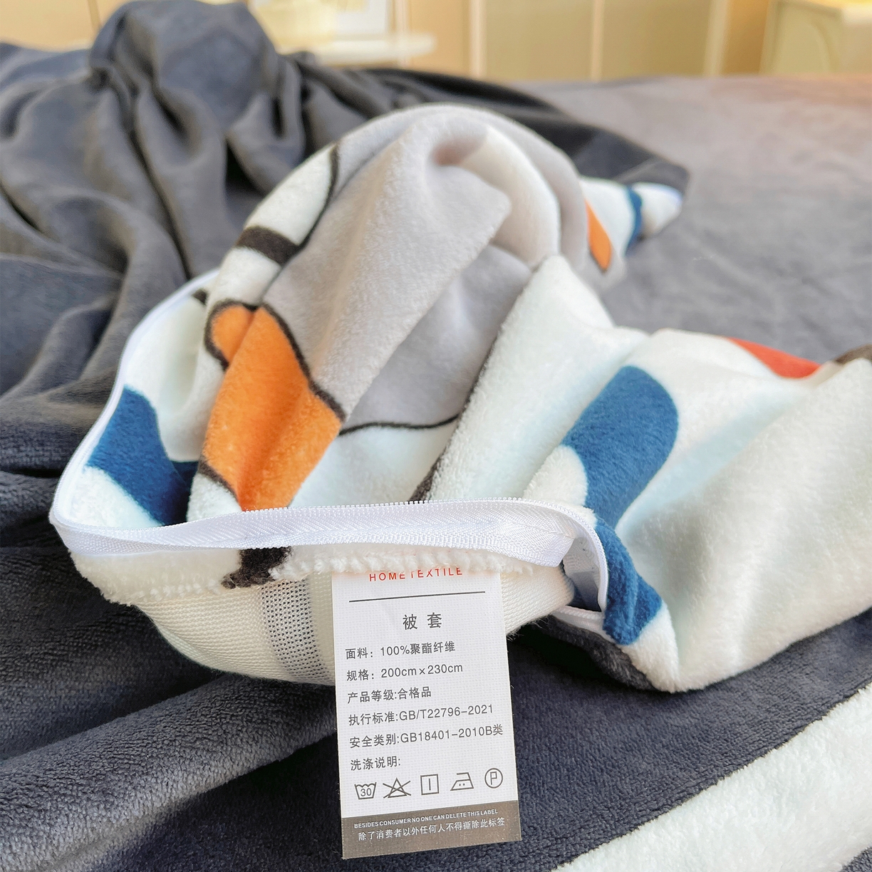 91家纺网 家纺一手货源 找家纺 炫拼家纺 2025新款大版数码印花卡通高克重牛奶绒四件套 元气企鹅