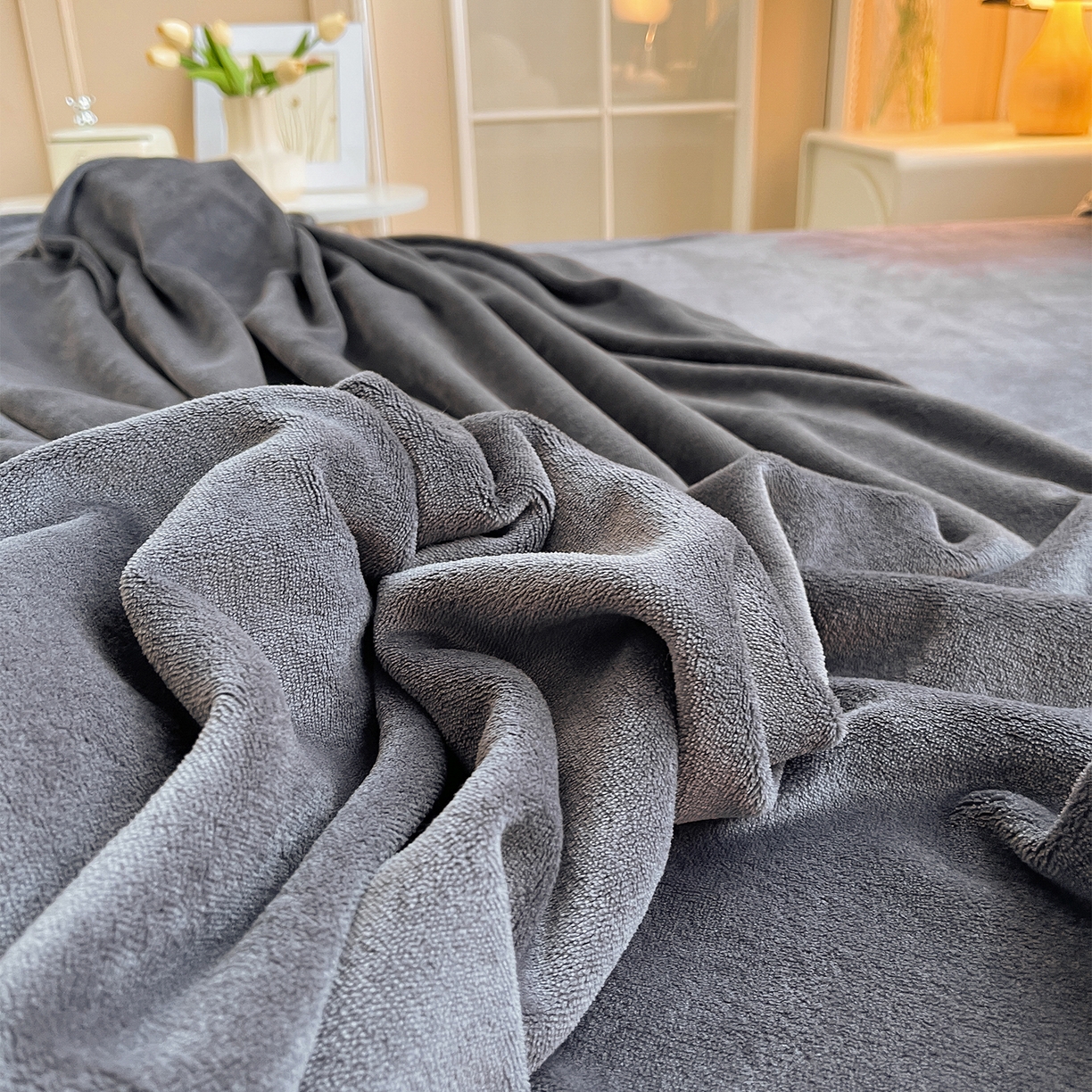 91家纺网 家纺一手货源 找家纺 炫拼家纺 2025新款大版数码印花卡通高克重牛奶绒四件套 元气企鹅