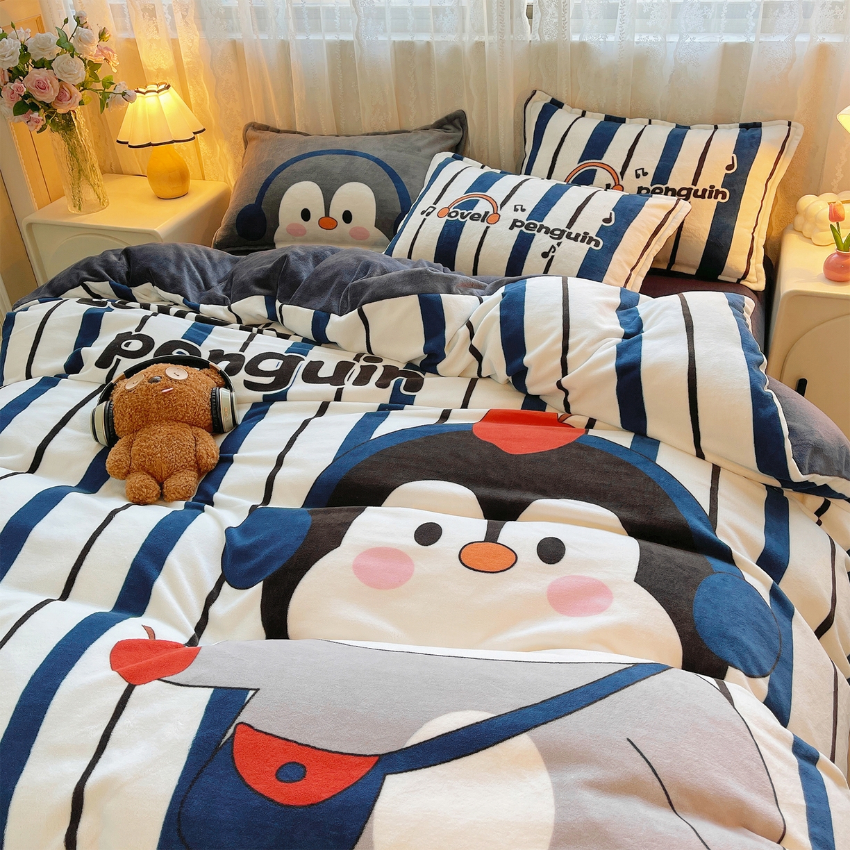 91家纺网 家纺一手货源 找家纺 炫拼家纺 2025新款大版数码印花卡通高克重牛奶绒四件套 元气企鹅