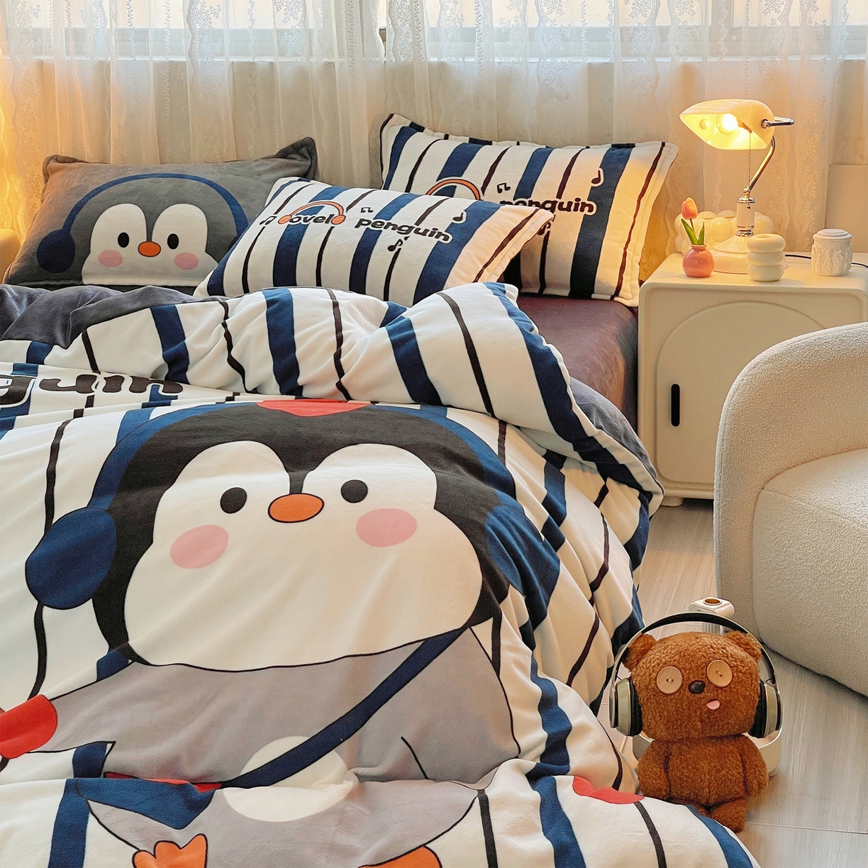 91家纺网 家纺一手货源 找家纺 炫拼家纺 2025新款大版数码印花卡通高克重牛奶绒四件套 元气企鹅