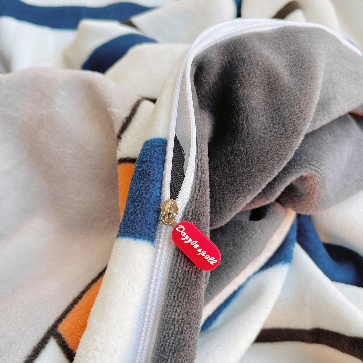 91家纺网 家纺一手货源 找家纺 炫拼家纺 2025新款大版数码印花卡通高克重牛奶绒四件套 元气企鹅