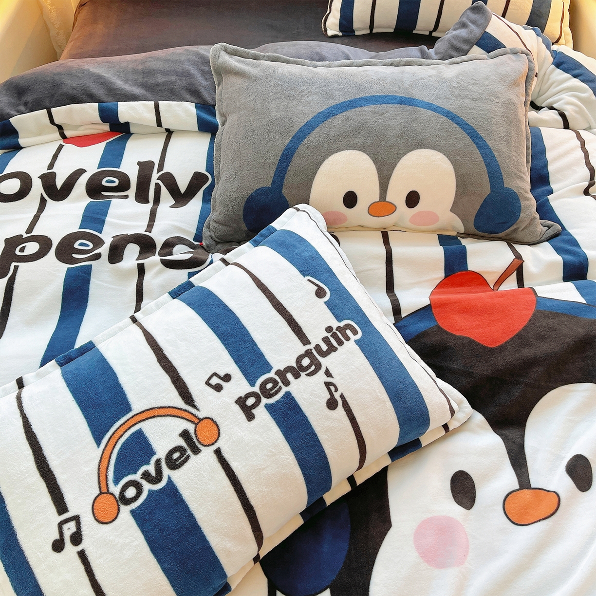 91家纺网 家纺一手货源 找家纺 炫拼家纺 2025新款大版数码印花卡通高克重牛奶绒四件套 元气企鹅