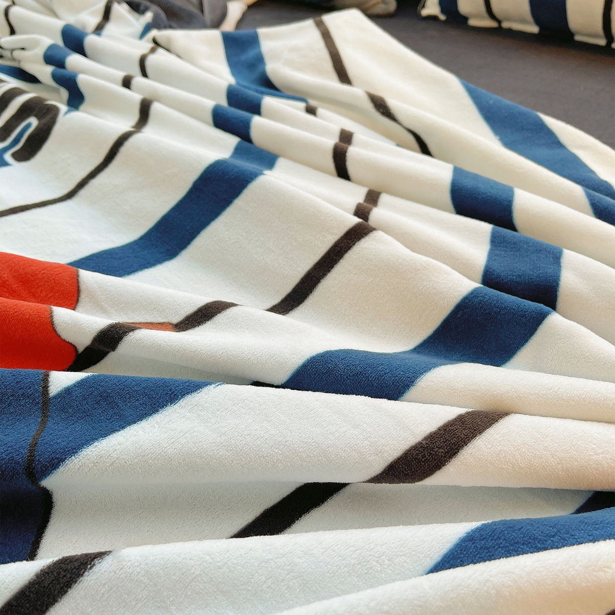 91家纺网 家纺一手货源 找家纺 炫拼家纺 2025新款大版数码印花卡通高克重牛奶绒四件套 元气企鹅