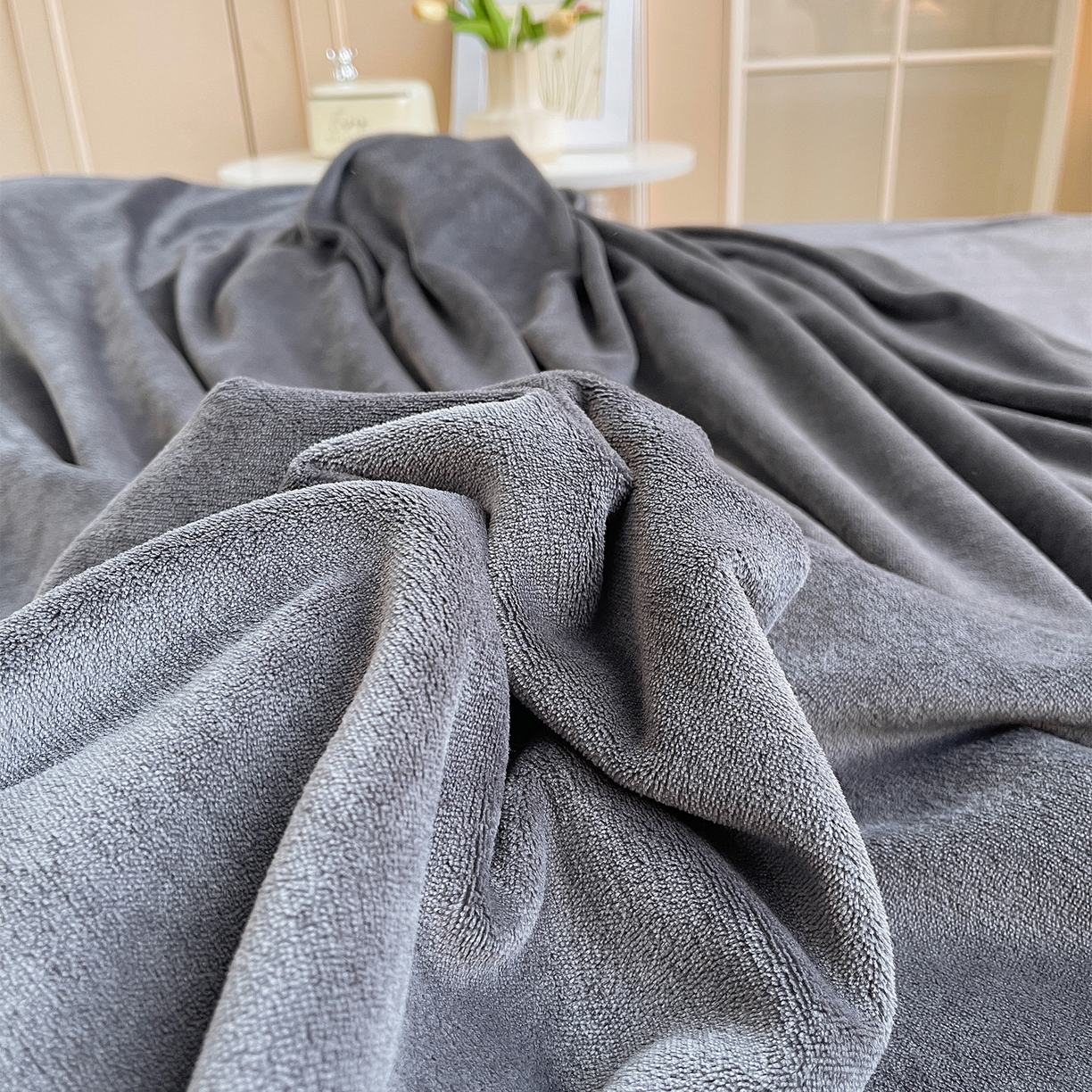 91家纺网 家纺一手货源 找家纺 炫拼家纺 2025新款大版数码印花卡通高克重牛奶绒四件套 元气企鹅