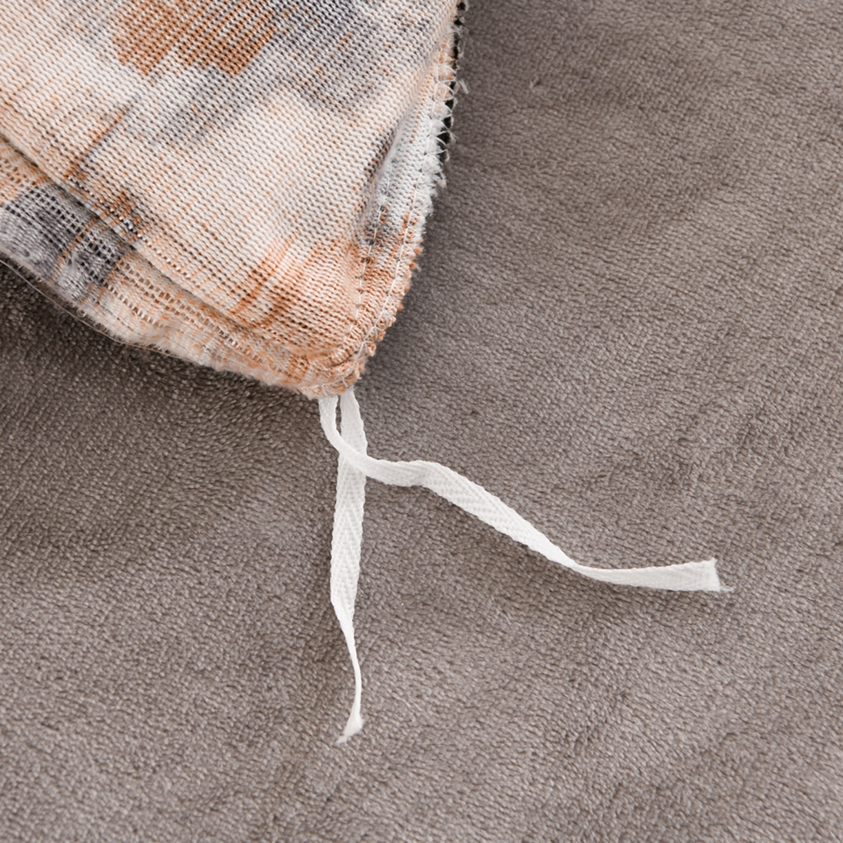 91家纺网 家纺一手货源 找家纺 紫月轩家纺 2025新款韩版牛奶绒花边款四件套 花墨纹