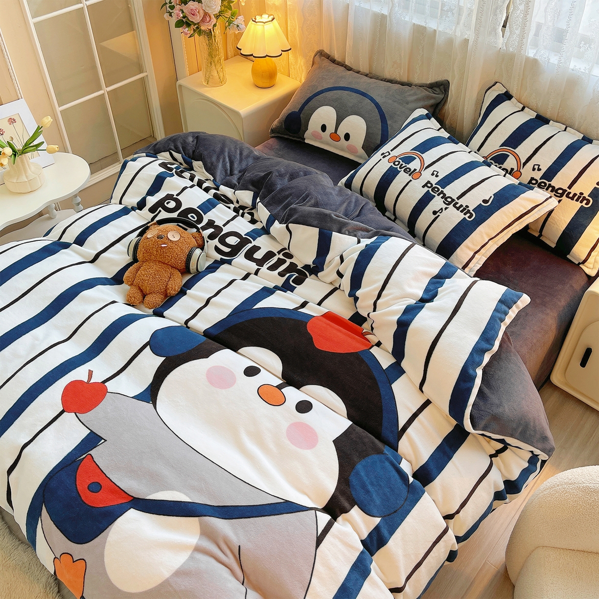 91家纺网 家纺一手货源 找家纺 炫拼家纺 2025新款大版数码印花卡通高克重牛奶绒四件套 元气企鹅