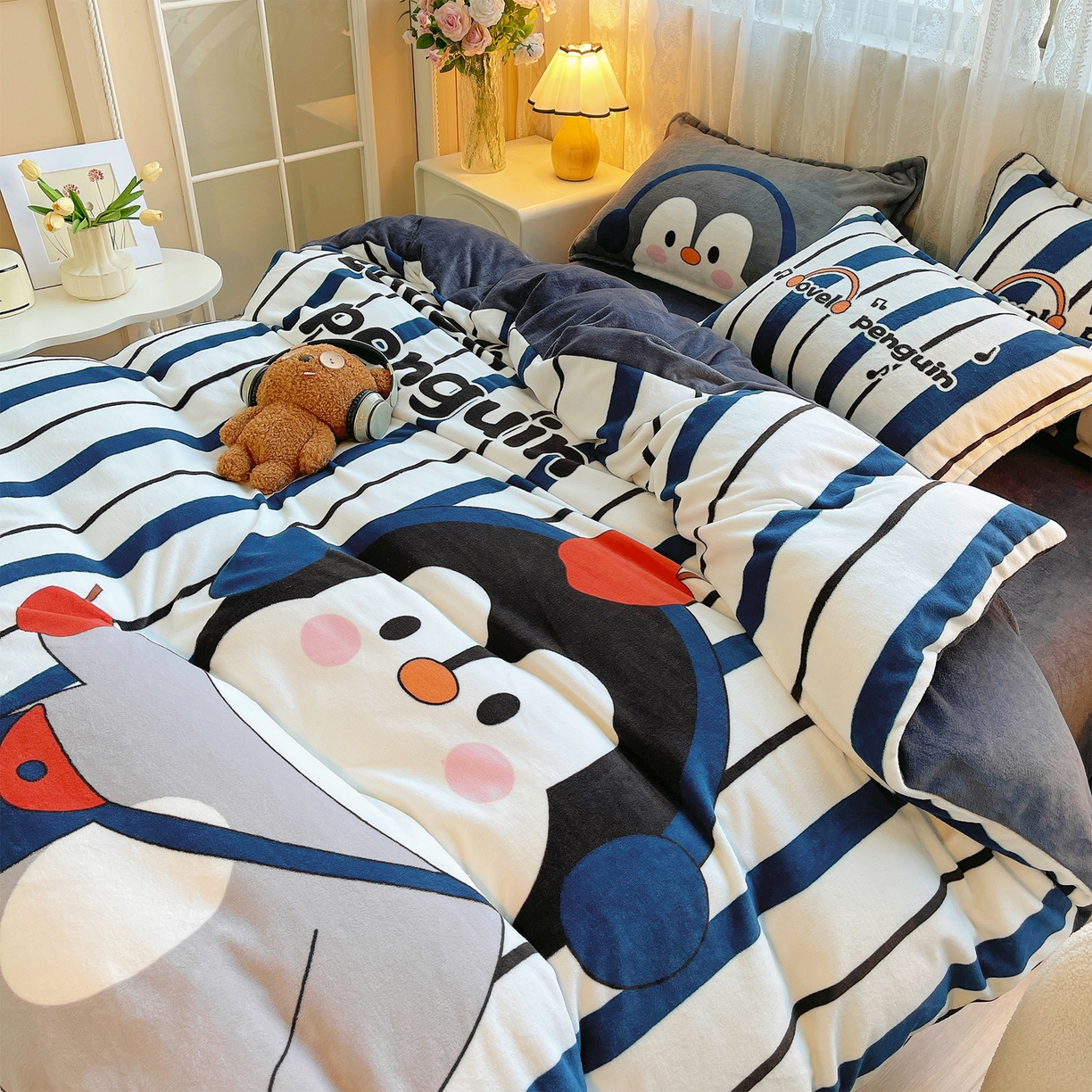 91家纺网 家纺一手货源 找家纺 炫拼家纺 2025新款大版数码印花卡通高克重牛奶绒四件套 元气企鹅