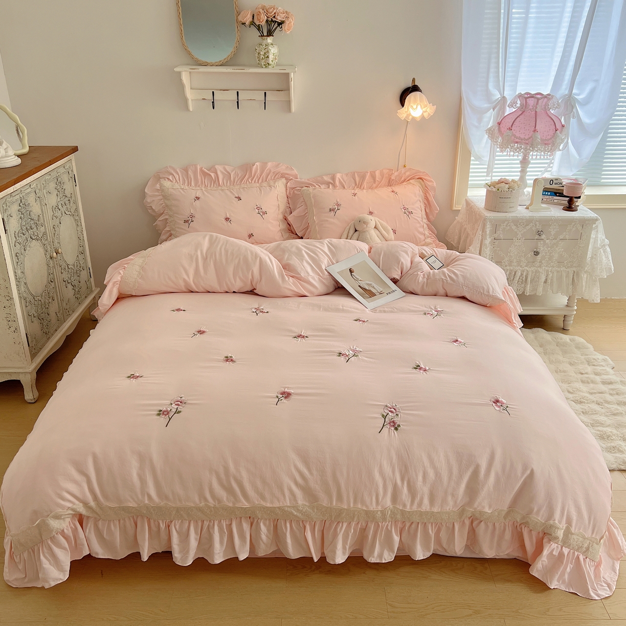 91家纺网 家纺一手货源 找家纺 轻奢坊 2025新款水洗棉法式刺绣大花边四件套-芬芳玫瑰 芬芳玫瑰-柔粉