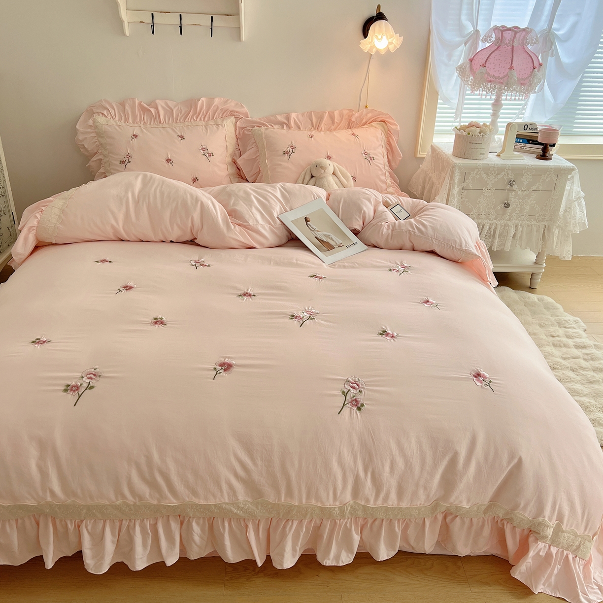 91家纺网 家纺一手货源 找家纺 轻奢坊 2025新款水洗棉法式刺绣大花边四件套-芬芳玫瑰 芬芳玫瑰-柔粉