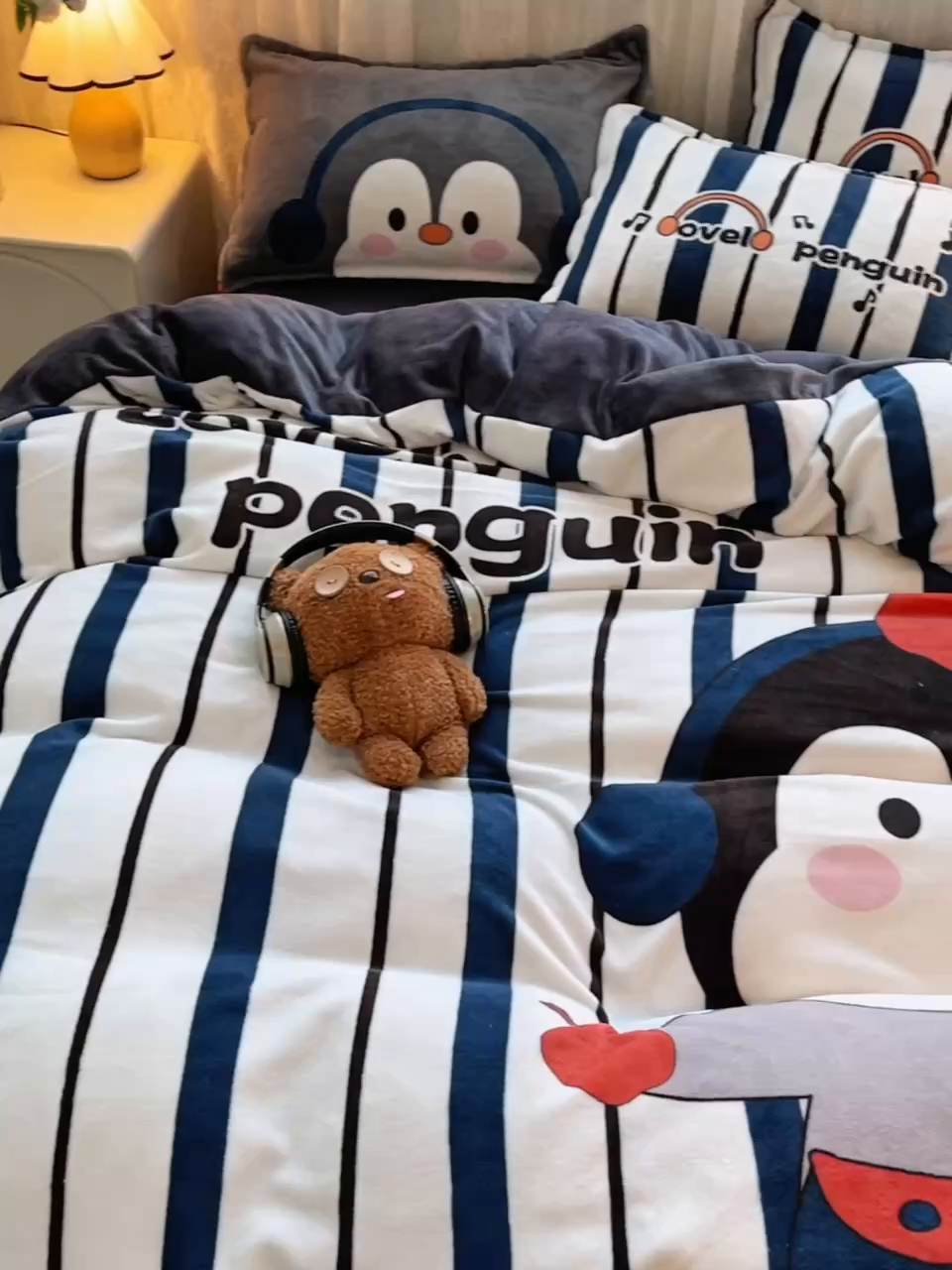 91家纺网 家纺一手货源 找家纺 炫拼家纺 2025新款大版数码印花卡通高克重牛奶绒四件套 元气企鹅