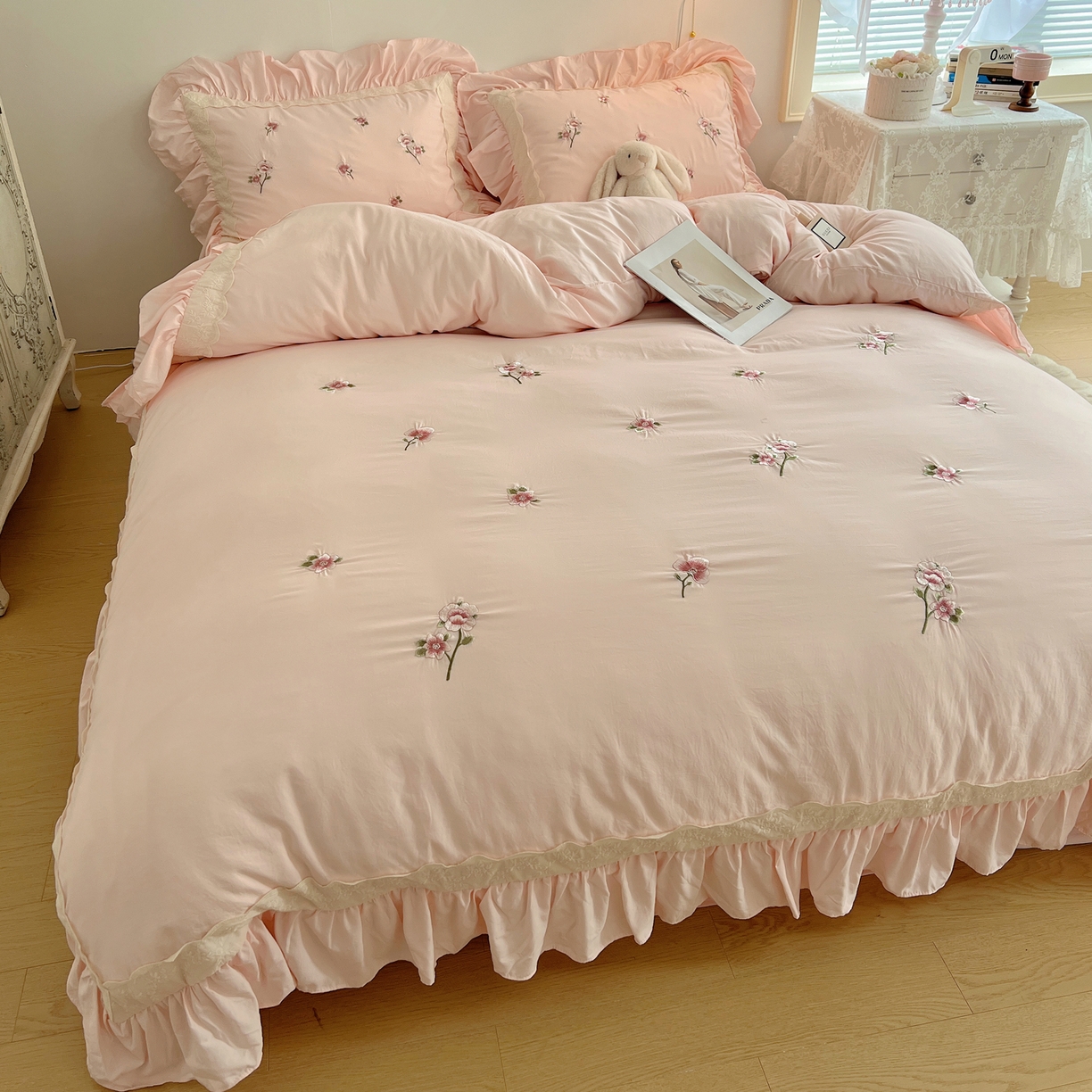 91家纺网 家纺一手货源 找家纺 轻奢坊 2025新款水洗棉法式刺绣大花边四件套-芬芳玫瑰 芬芳玫瑰-柔粉